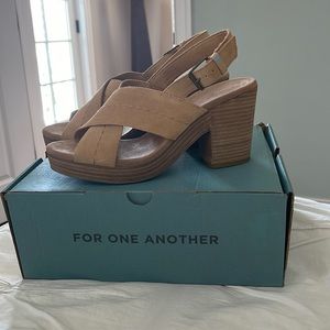 Beautiful woman’s Tom’s sandal in honey suede!